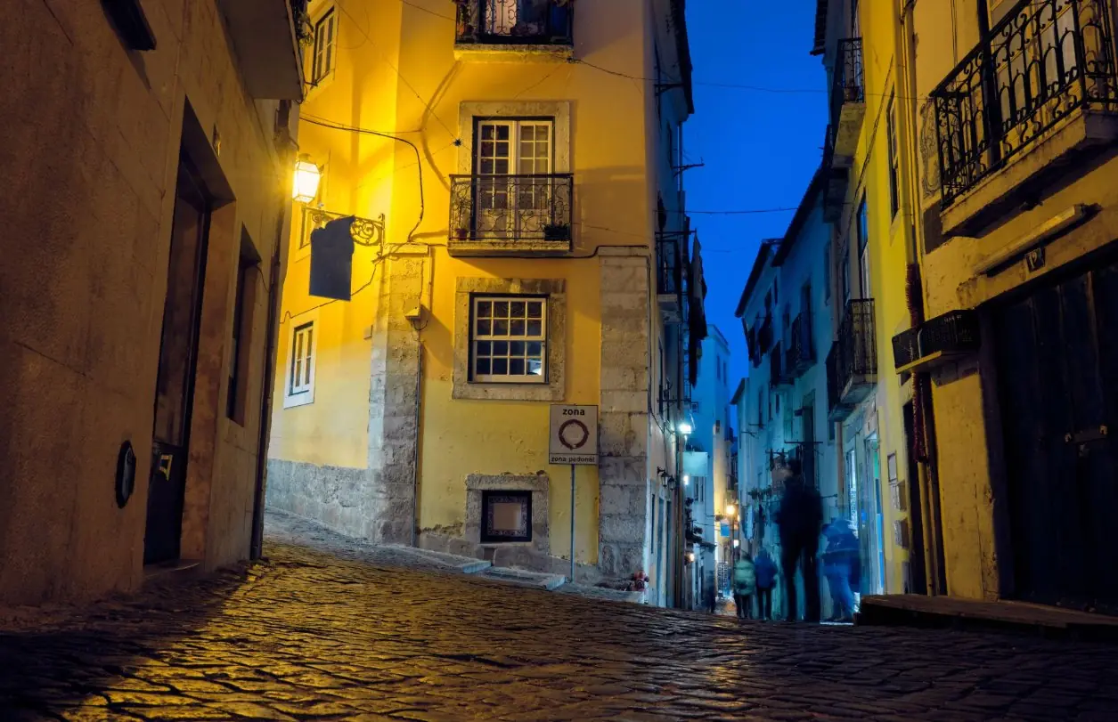 Chapter I: Between the Loneliness of the Streets and the Chaos of Life